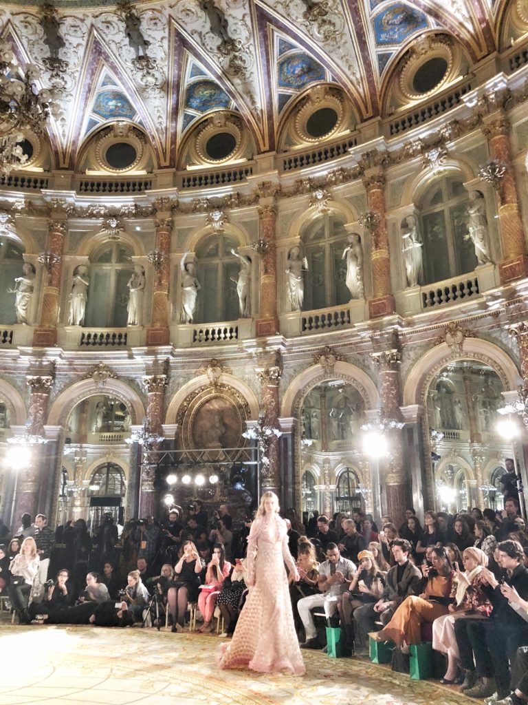 Paris Fashion Week, paris fashion week 2018, Pfw, Pfw2018, fashion week, moda a Parigi, Paris fashion, stilisti emergenti, oxford fashion studio, the river agency, intercontinental le grand, sfilate fashion week parigi, vestiti da favola